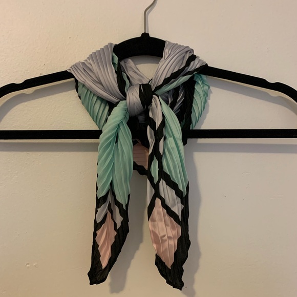 Accordion-Pleated Geo Print Scarf - Picture 3 of 4